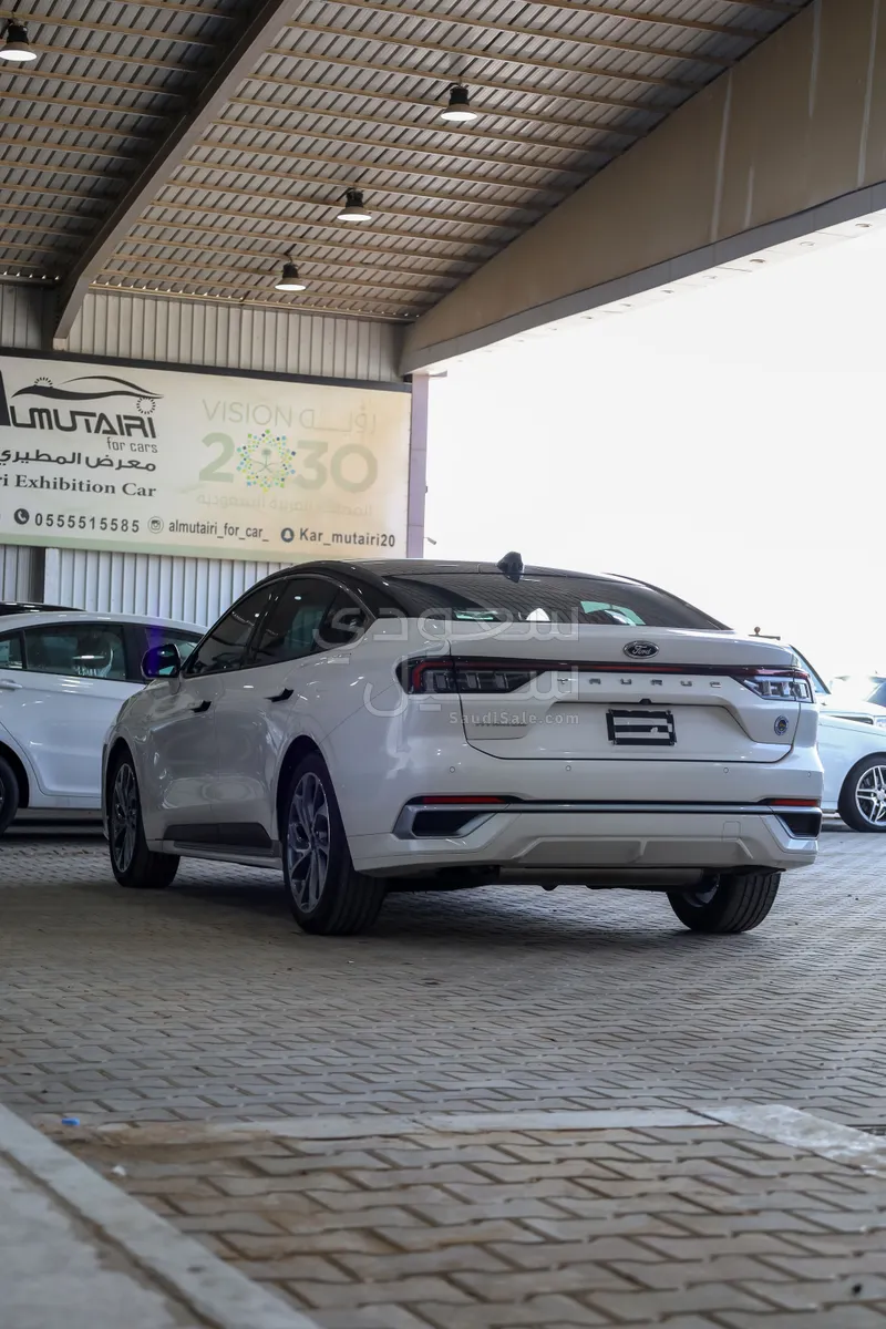 2025 فورد توروس تايتينيوم