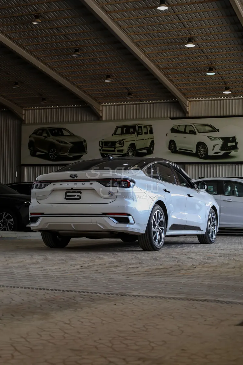 2025 فورد توروس تايتينيوم