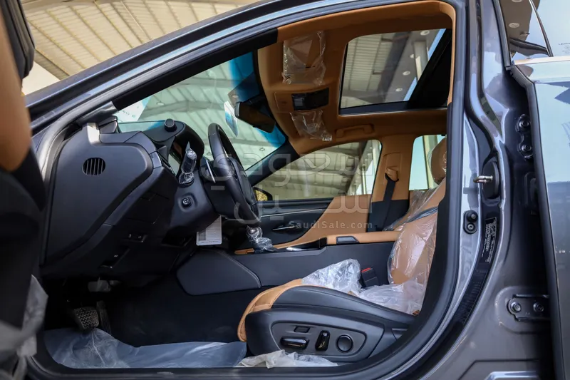 2023 لكزس إي إس 350