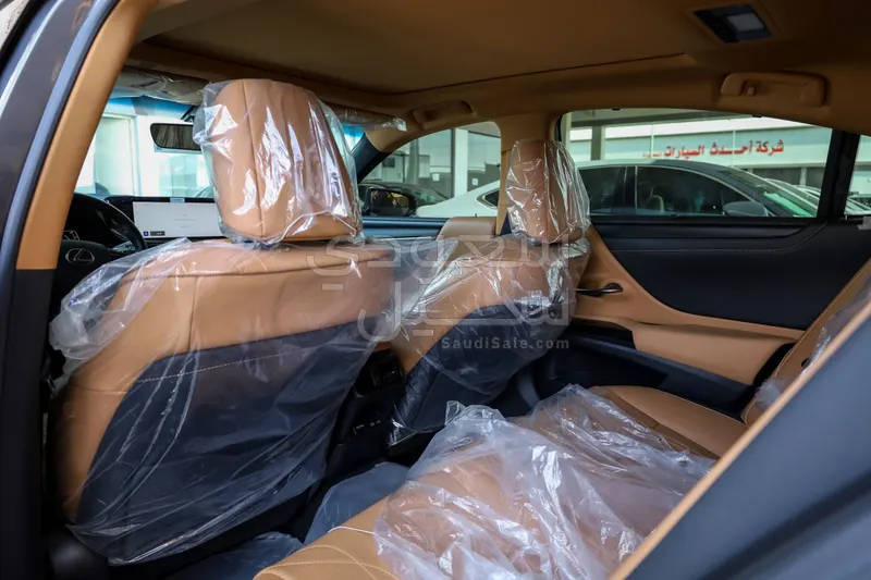 2023 لكزس إي إس 350