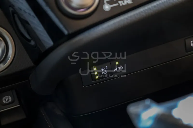 2023 لكزس إي إس 350