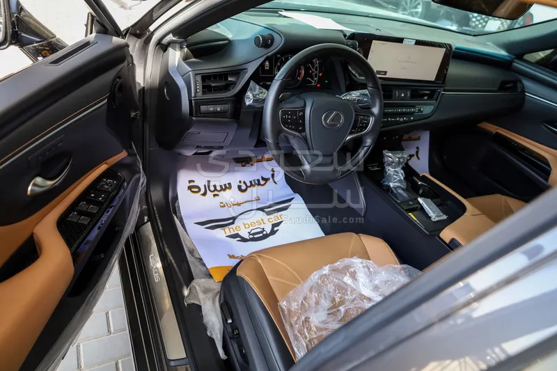 2023 لكزس إي إس 350
