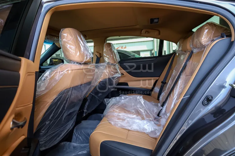 2023 لكزس إي إس 350