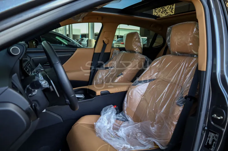 2023 لكزس إي إس 350