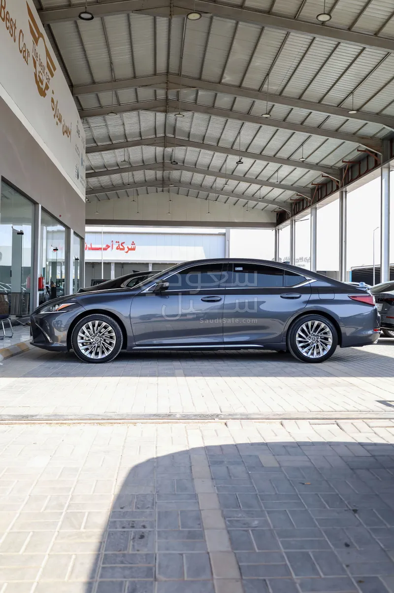 2023 لكزس إي إس 350