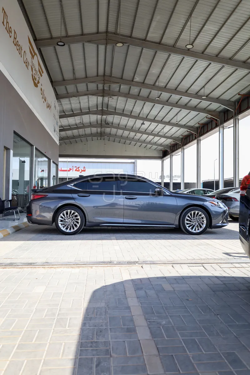 2023 لكزس إي إس 350