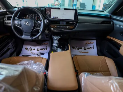 2023 لكزس إي إس 350