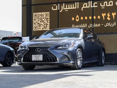 2023 لكزس إي إس 350