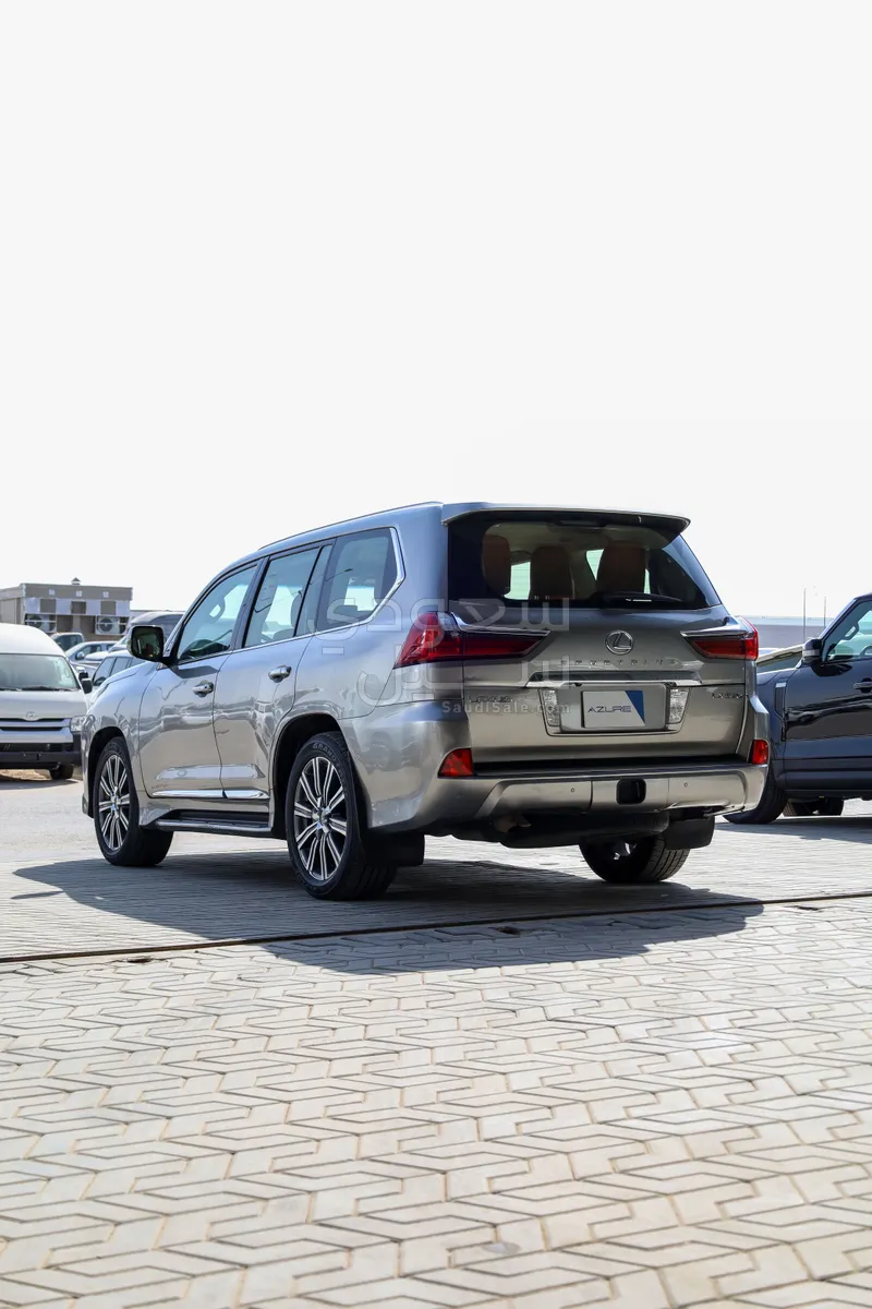 2016 لكزس إل إكس 570