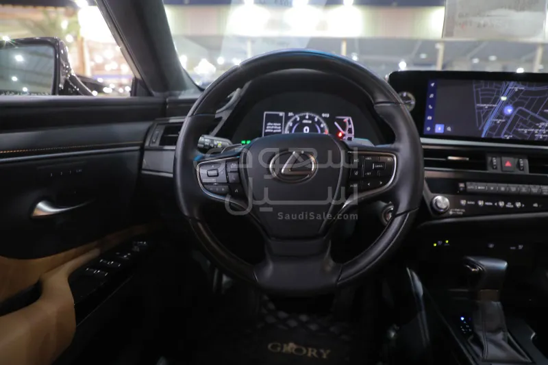 2023 لكزس إي إس 250