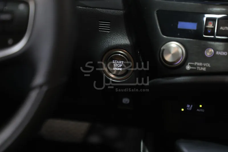 2023 لكزس إي إس 250