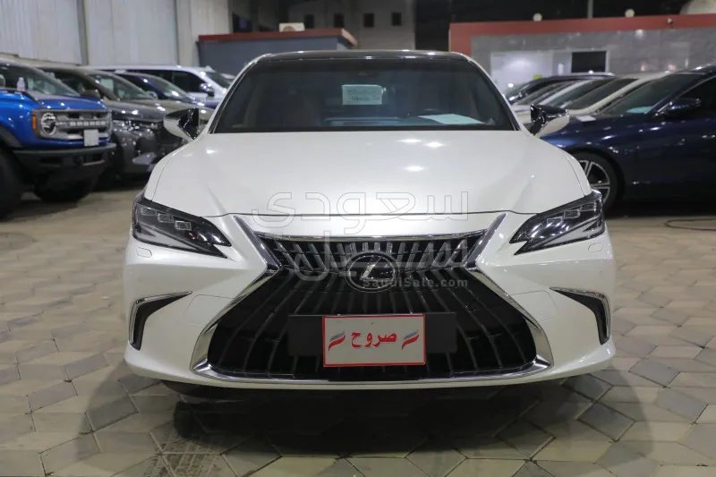 2023 لكزس إي إس 250