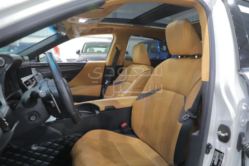 2023 لكزس إي إس 250