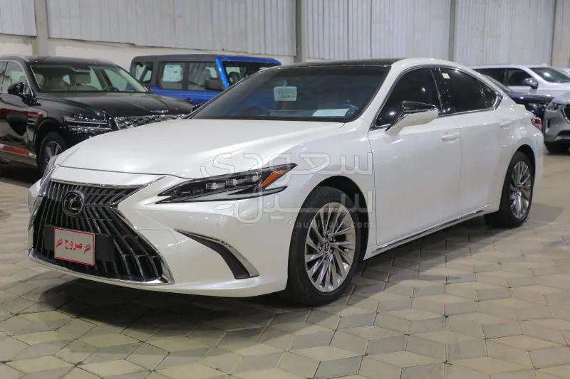 2023 لكزس إي إس 250