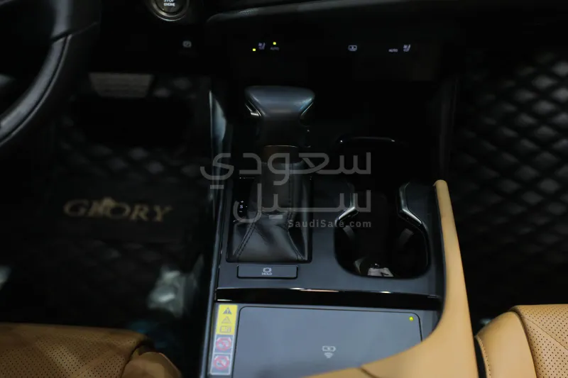 2023 لكزس إي إس 250