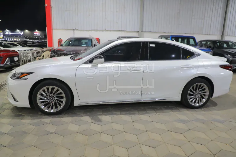 2023 لكزس إي إس 250