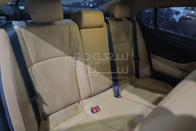 2023 لكزس إي إس 250