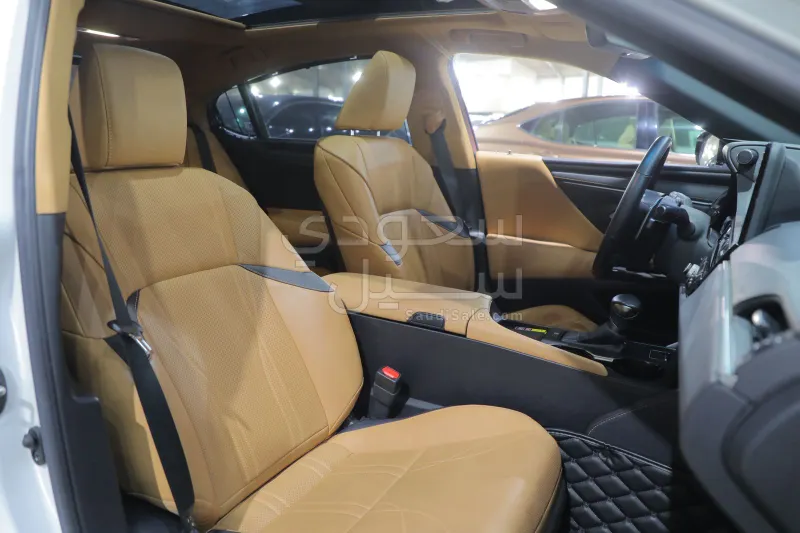 2023 لكزس إي إس 250