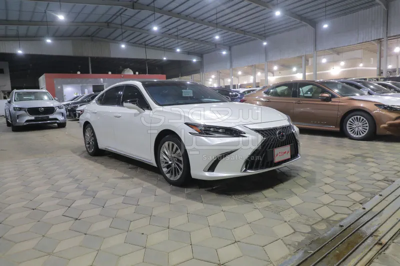 2023 لكزس إي إس 250