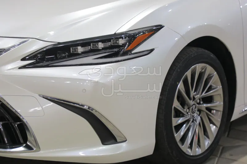 2023 لكزس إي إس 250