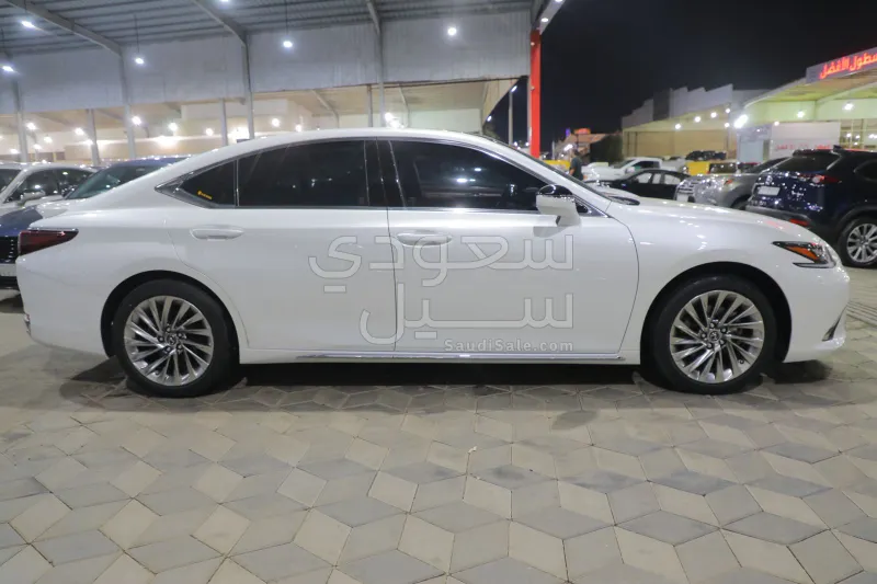 2023 لكزس إي إس 250