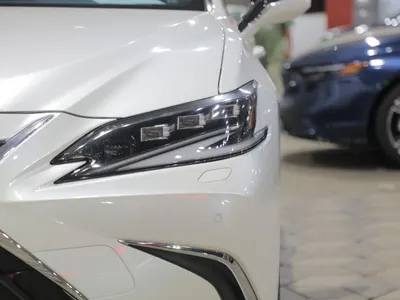 2023 لكزس إي إس 250