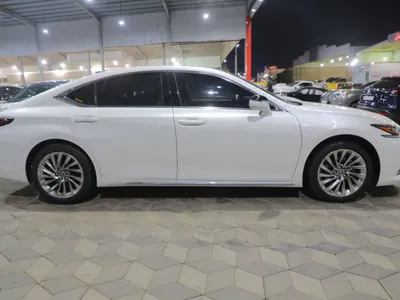 2023 لكزس إي إس 250