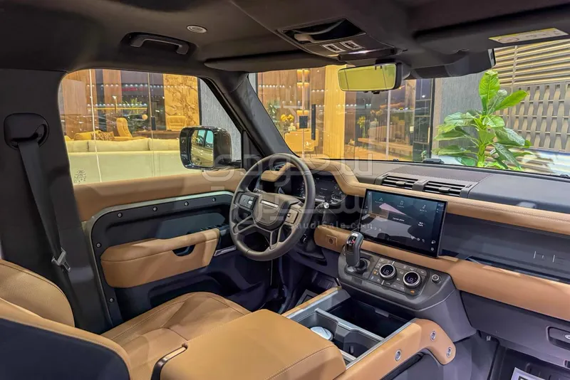 2025 لاند روفر ديفيندر اتش اس اي