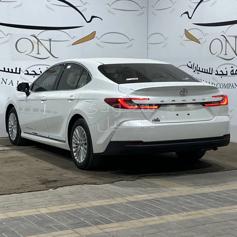 2025 تويوتا كامري ال اي