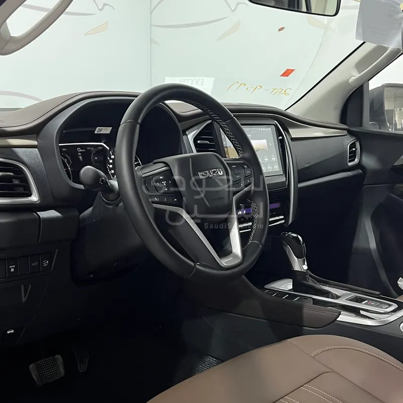 2024 ايسوزو ام يو اكس