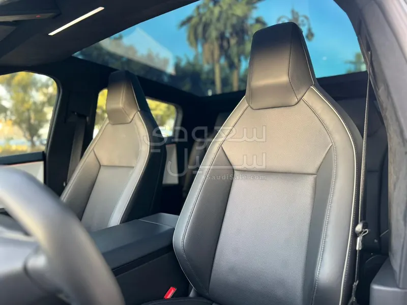 2024 تيسلا سايبر تراك