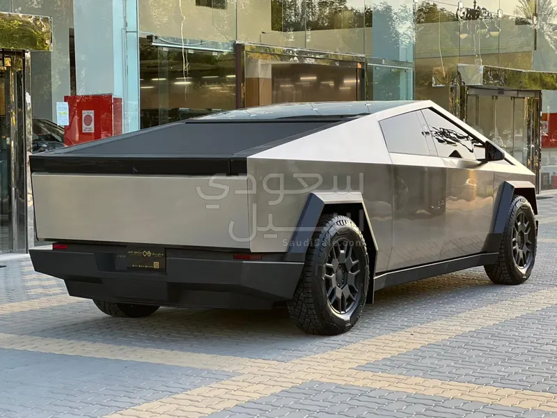 2024 تيسلا سايبر تراك