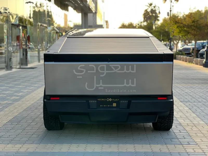 2024 تيسلا سايبر تراك