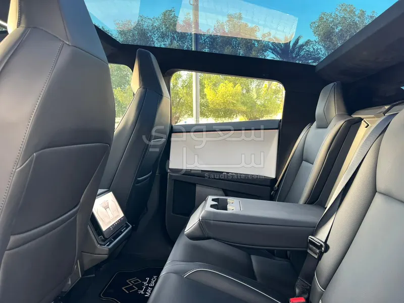 2024 تيسلا سايبر تراك