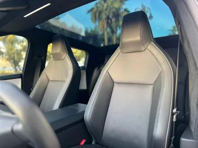 2024 تيسلا سايبر تراك