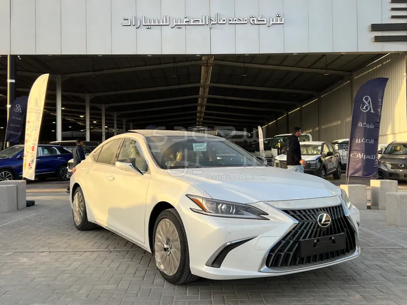 2025 لكزس آي إس 350