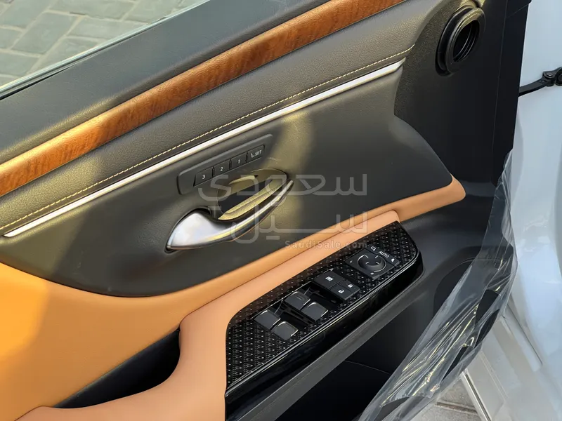 2025 لكزس آي إس 350