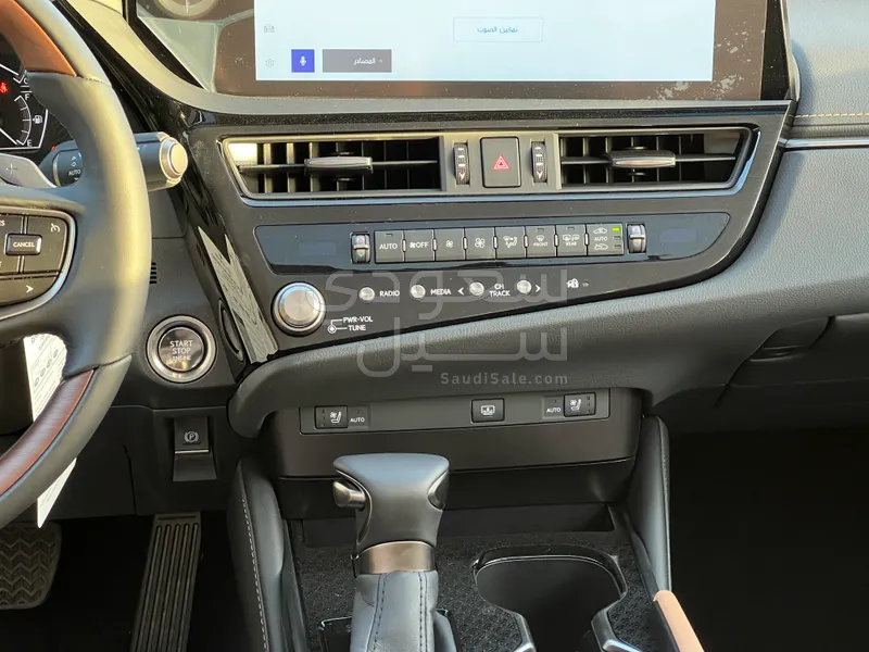 2025 لكزس آي إس 350