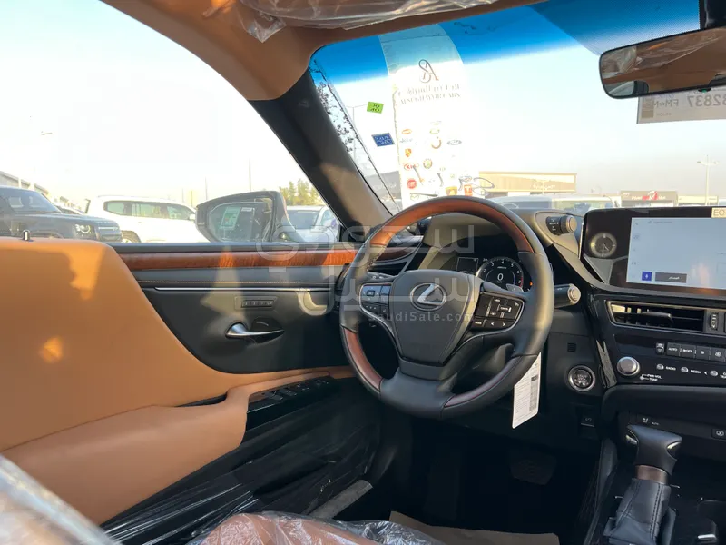 2025 لكزس آي إس 350