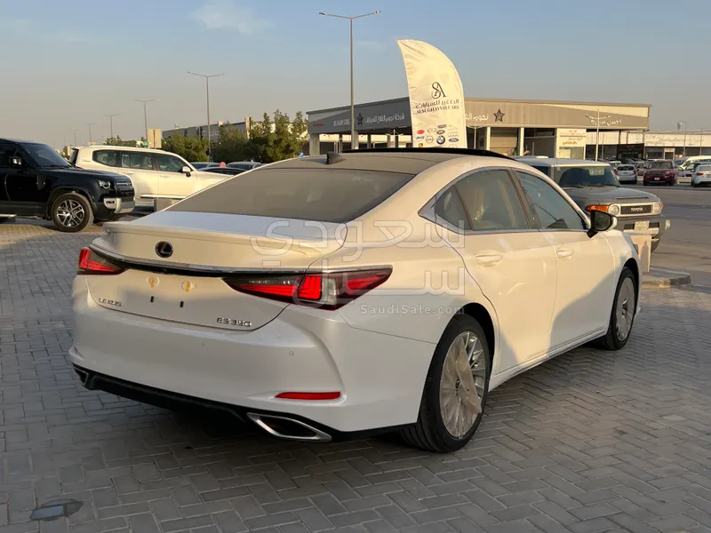 2025 لكزس آي إس 350