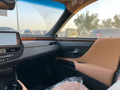 2025 لكزس آي إس 350