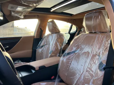 2025 لكزس آي إس 350