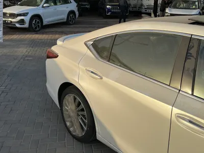 2025 لكزس آي إس 350