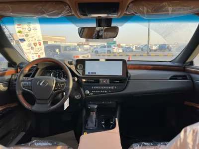 2025 لكزس آي إس 350