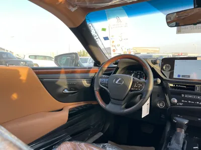 2025 لكزس آي إس 350