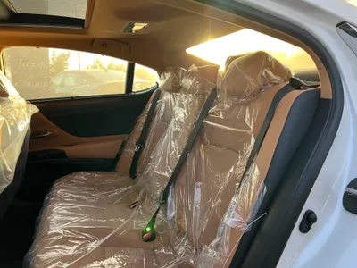 2025 لكزس آي إس 350