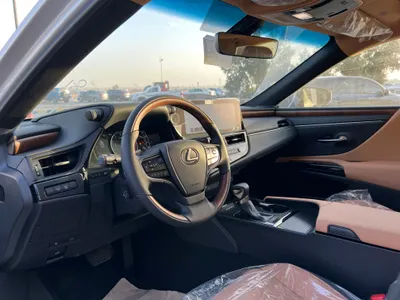 2025 لكزس آي إس 350