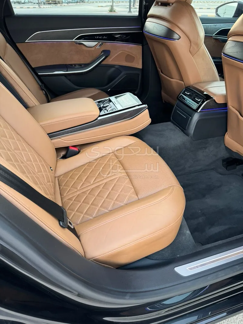 2021 اودي اي 8 ال 55تي اف اس أي