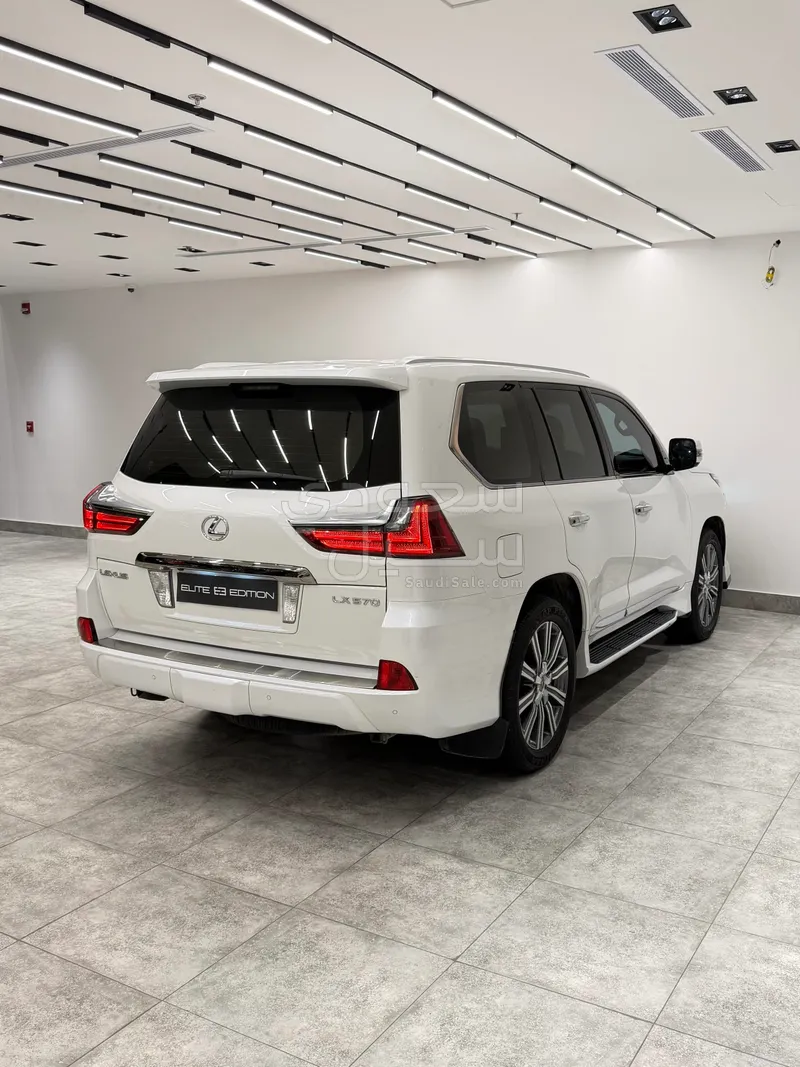 2017 لكزس إل إكس 570