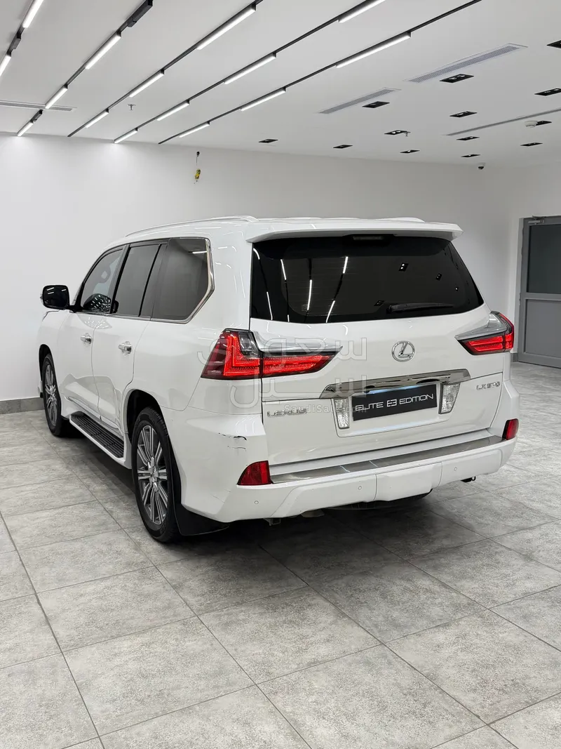 2017 لكزس إل إكس 570